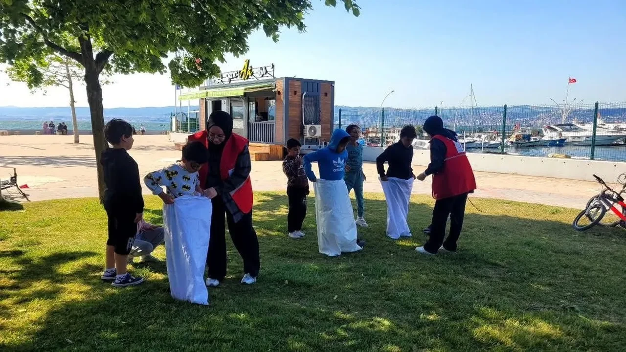 Bayram coşkusu Başiskele'de! Gençler geleneksel oyunlarla dolu dolu bir gün geçirdi