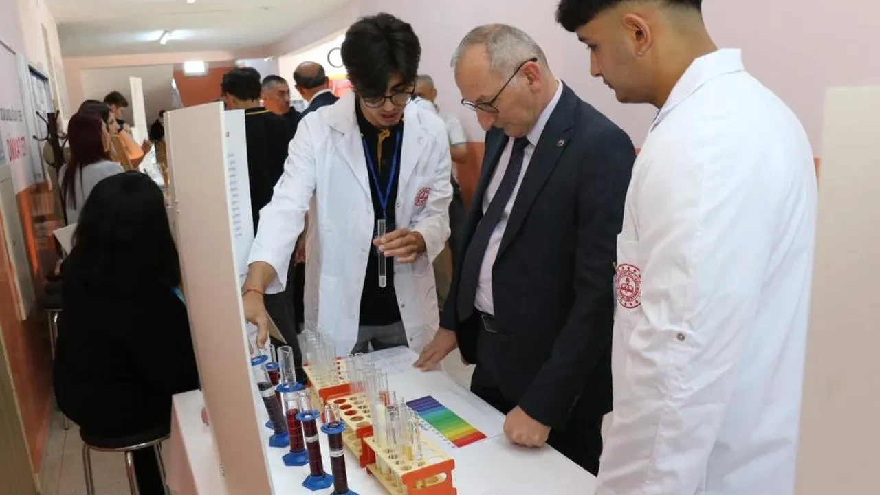 Sinop'ta bilim fuarı açıldı: Tübitak 4006 bilim fuarı, düzenlenen törenle kapılarını açtı