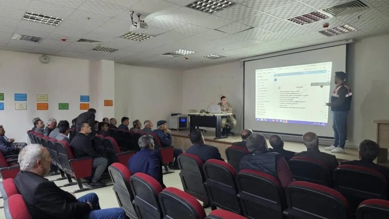 Erzurum'da muhtarlara madde bağımlılığı semineri: Mücadele yöntemleri masaya yatırıldı