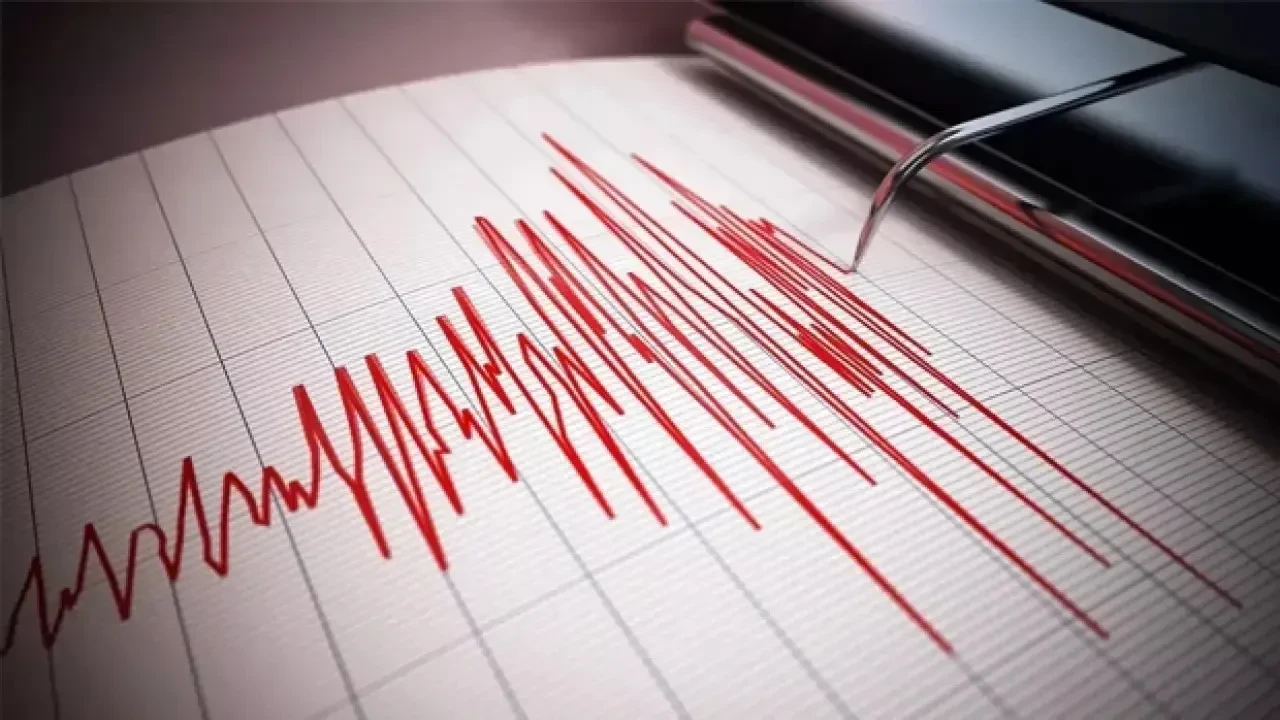 Marmara Denizi'nde 4 büyüklüğünde deprem: İstanbul'da panik anları yaşandı