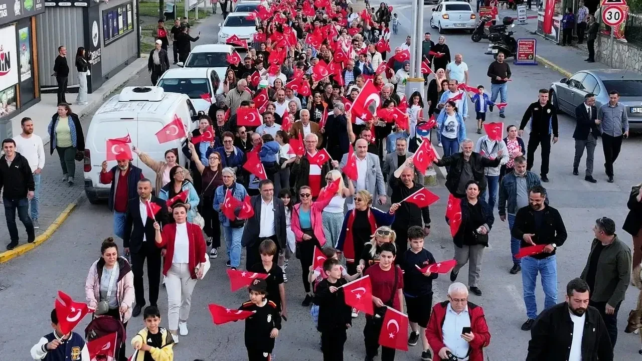 Derince'de 19 Mayıs coşkusu üç gün sürdü: Manuş Baba konseri, kortej yürüyüşü ve binlerce kişi!