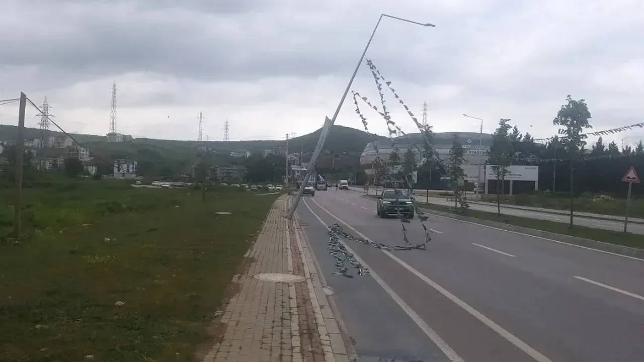 Kocaeli'de devrilmek üzereki elektrik direği araç trafiğini tehdit ediyor