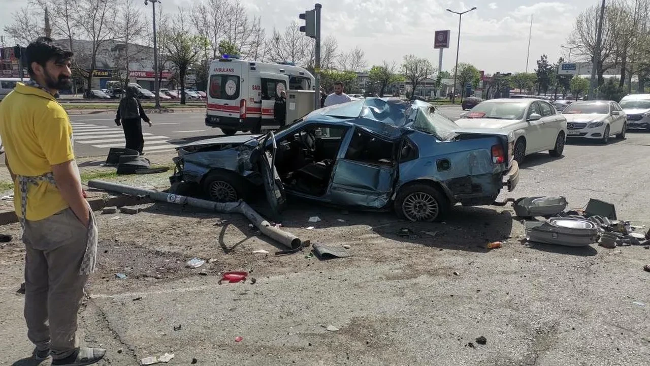 Kamyonet ile otomobil çarpıştı: Otomobil kullanılamaz hale geldi