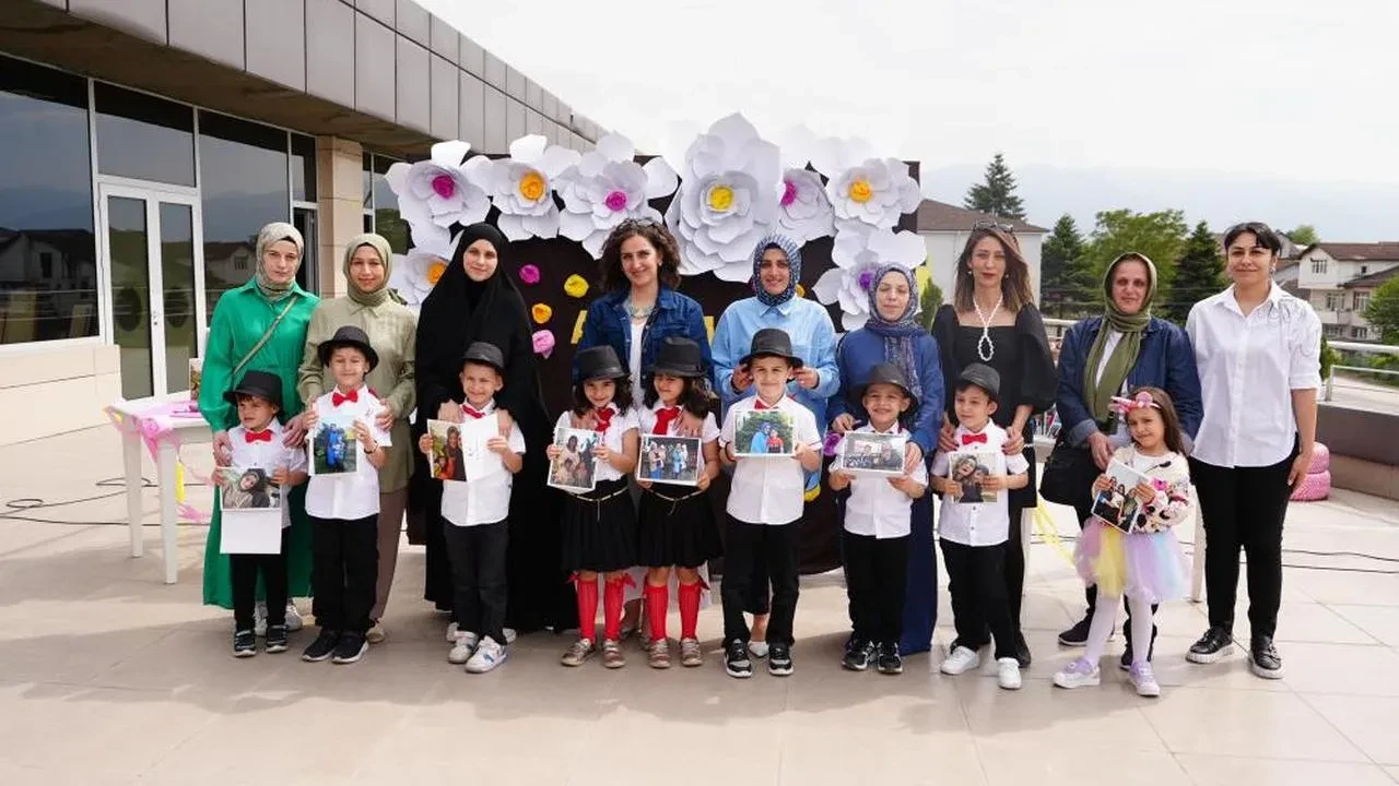 Miniklerden annelerine unutulmaz Anneler Günü sürprizi!