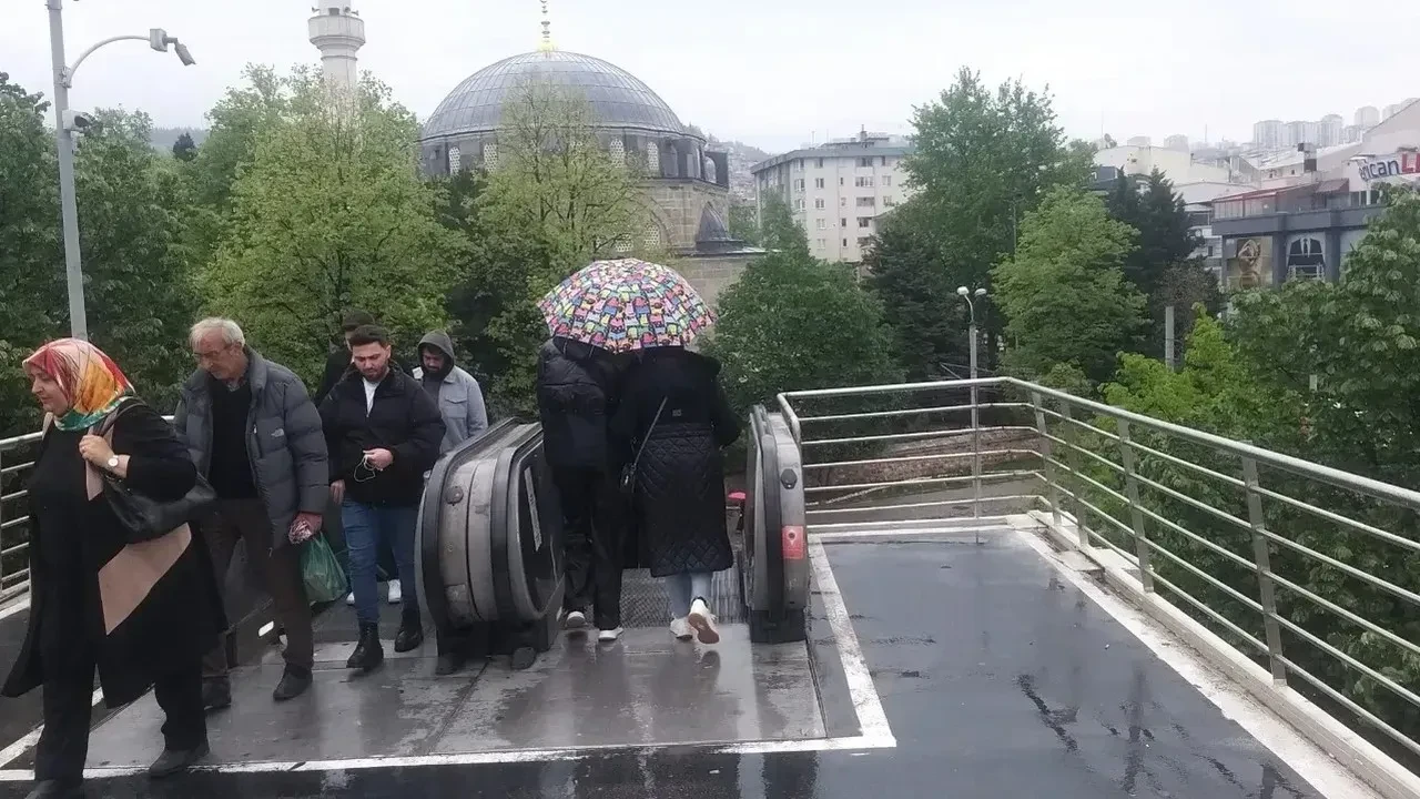 İzmit'te yağmurlu günlerde yürüyen merdivenler arızalandı! Sundurma çözümü vatandaşları kurtarır mı?