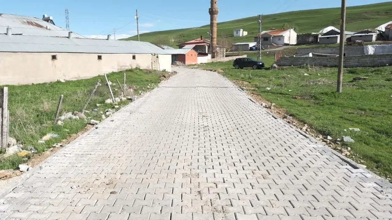 Ağrı'nın Kumlugeçit köyünde yaşam kalitesi artırıldı: Kilit parke taşı döşeme çalışmaları tamamlandı