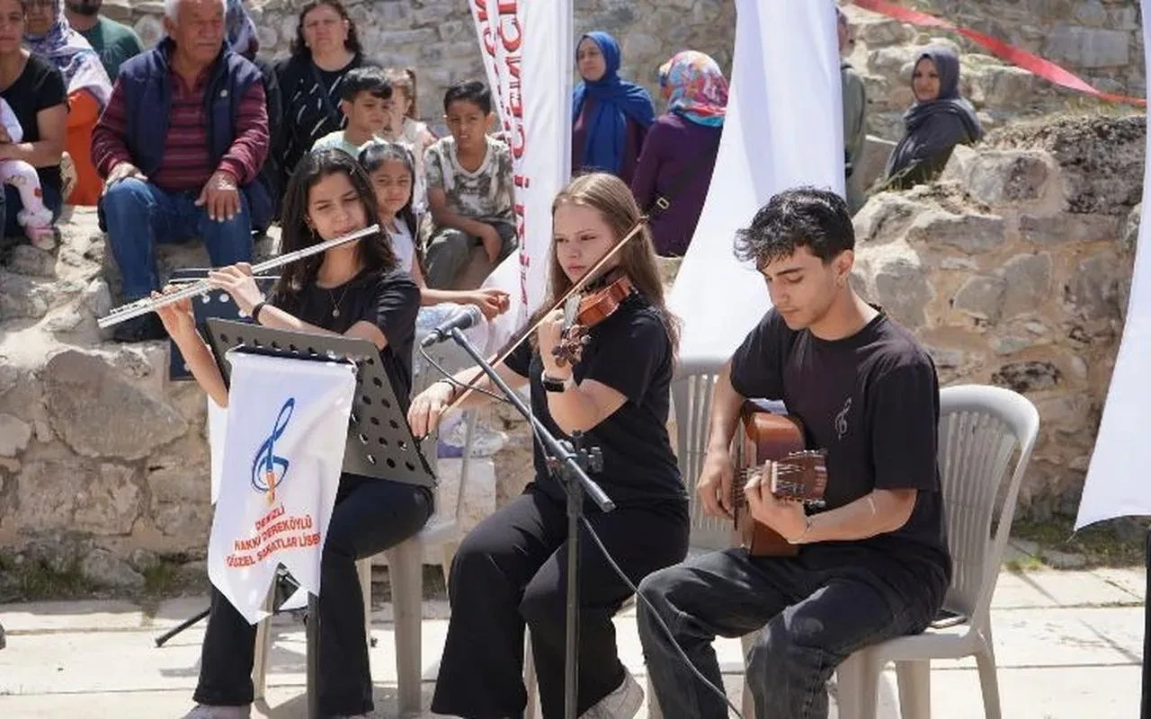 Tarihi Çardak Kervansarayı'nda bilim şenliği heyecanı yaşandı