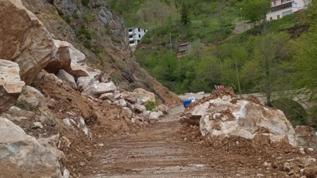 Giresun'daki heyelan sonrası yol tek şeritten trafiğe açıldı: Sürücülere her halükarda dikkat uyarısı yapıldı