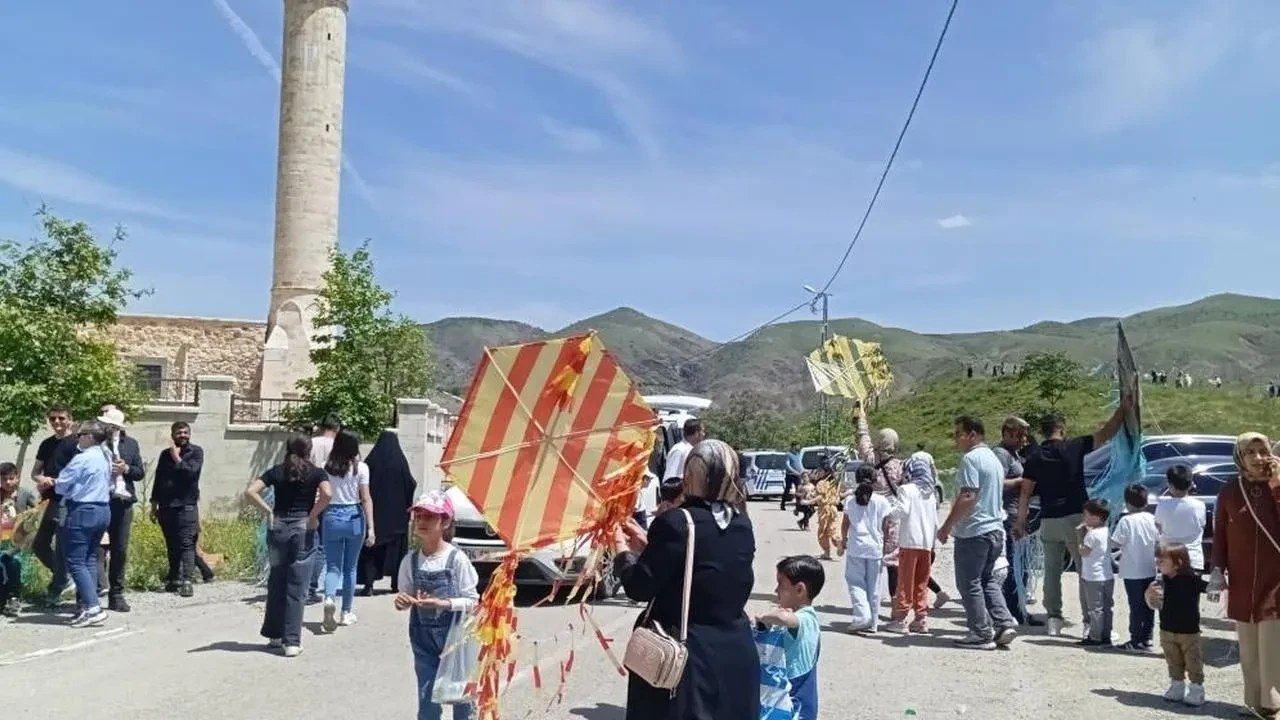 Elazığ'da unutulmaz anma: Vefat eden oğlu için uçurtma şenliği düzenlendi
