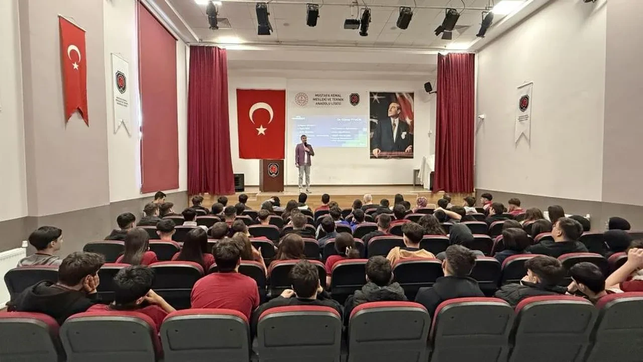 Düzce Üniversitesi'nden Dr. Günay Temür, liselilere yapay zeka ile geleceği şekillendirmeyi anlattı