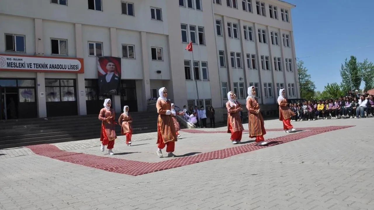 Bulanık Kız Mesleki ve Teknik Anadolu Lisesi'nden yılsonu etkinliği: Öğrenciler yeteneklerini sergiledi!