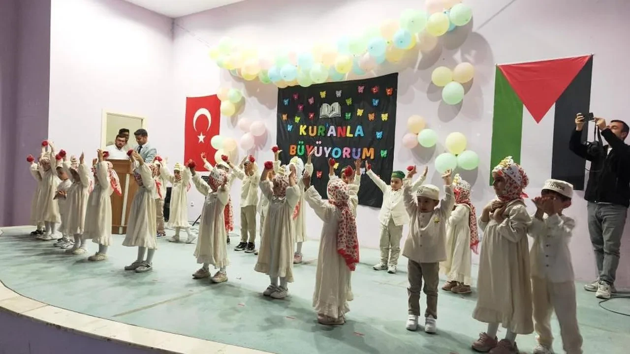 Minik öğrenciler, coşku dolu yılsonu programıyla Kur'an kursunu tamamladı!