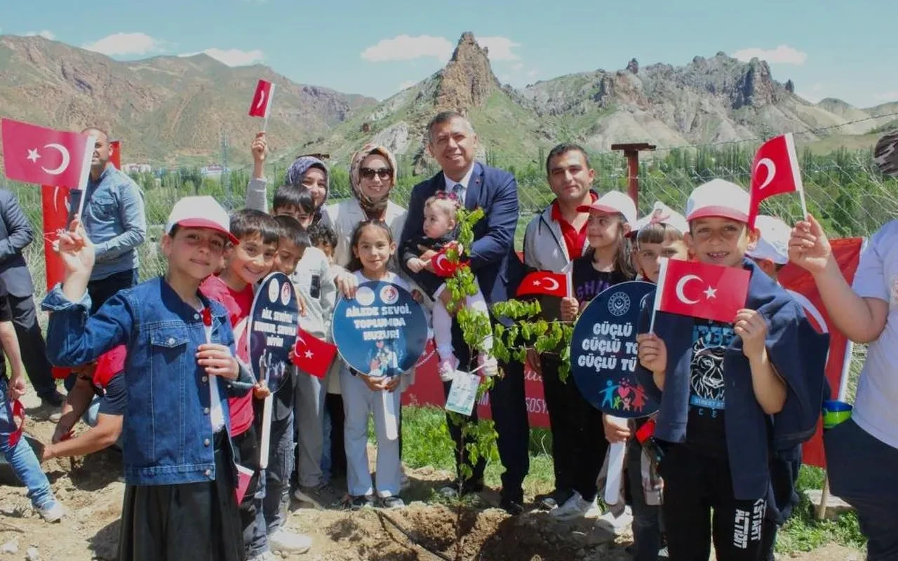 Tortum ilçesinde her yeni doğan bebeğe fidan