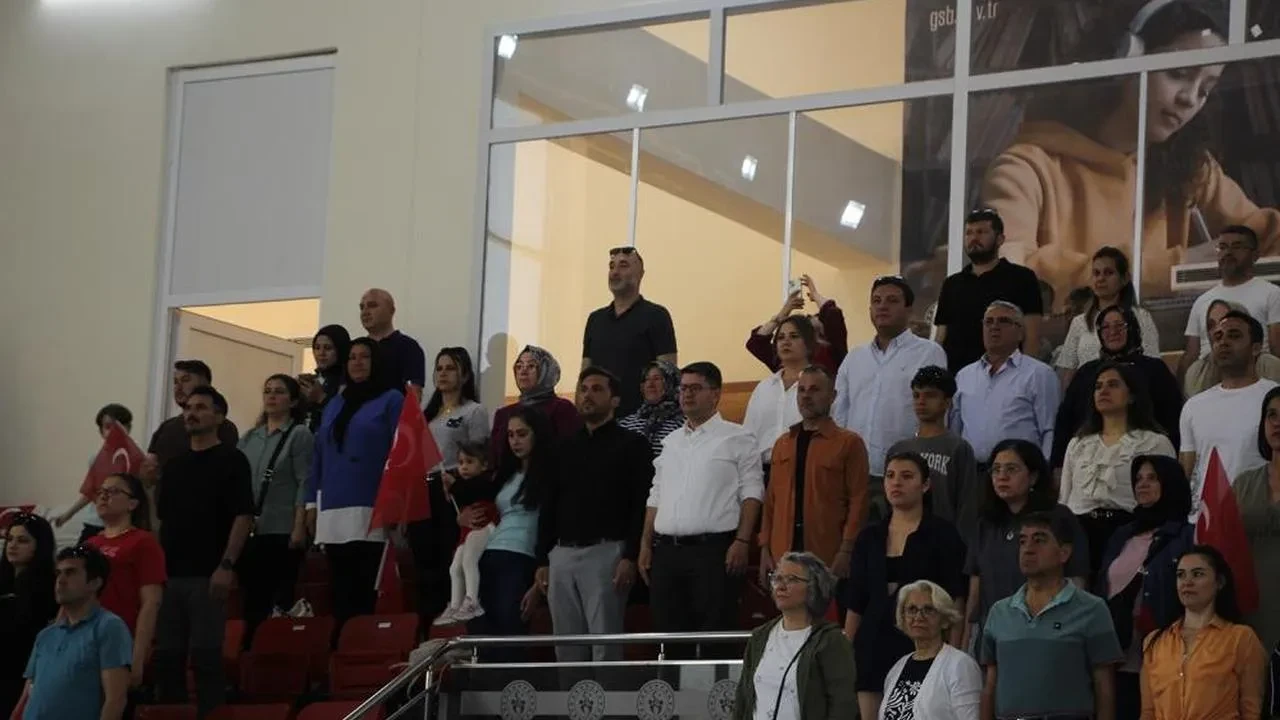 Gençlik Haftası coşkusuyla Kula'da renkli yüzme yarışları! Madalyalar sahiplerini buldu