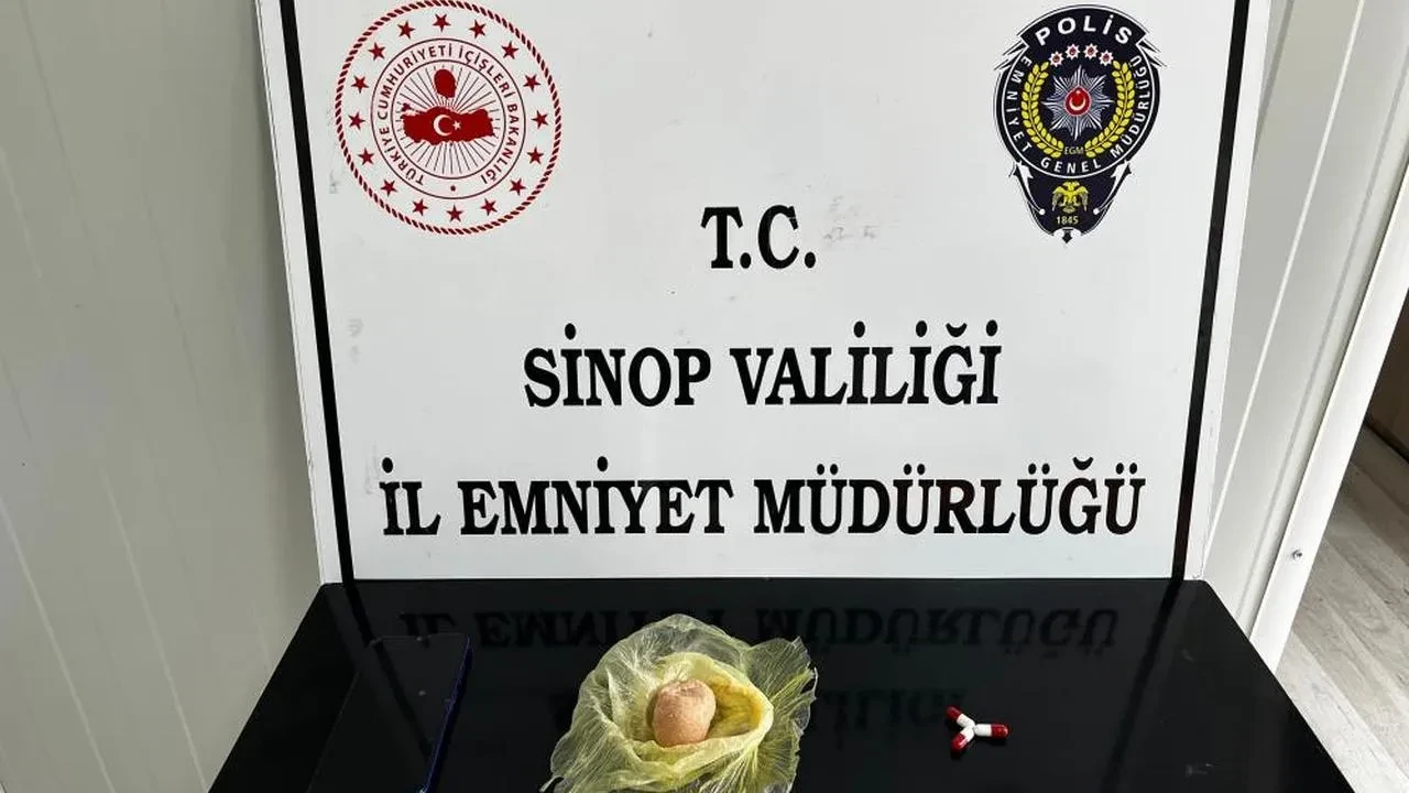 Sinop'ta şüpheli şahıs durduruldu: 48.91 gram bonzai ve sentetik haplarla yakalandı