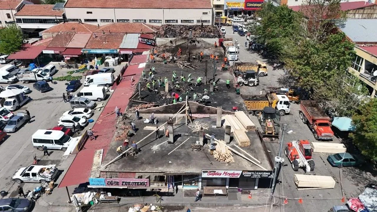 Buğday meydanında yangının izleri siliniyor: Erzincan belediyesi harekete geçti