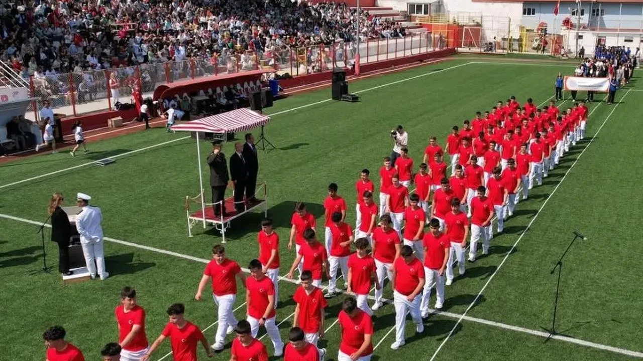 Ayvalık'ta 19 Mayıs coşkusu törenle kutlandı