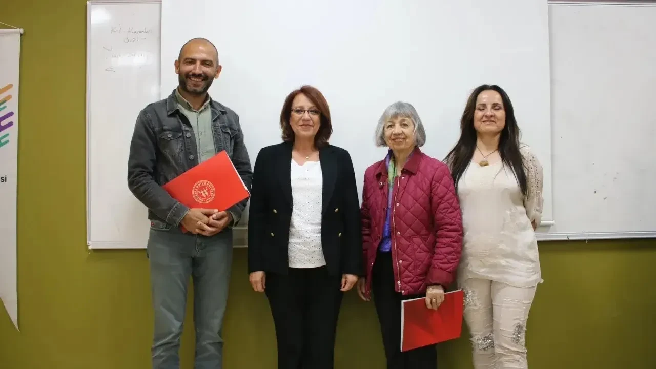 Üç kuşak akademisyenin “Radyoya Duygu Dolu Bir Yolculuk” belgeseli Kocaeli’de izleyiciyle buluştu