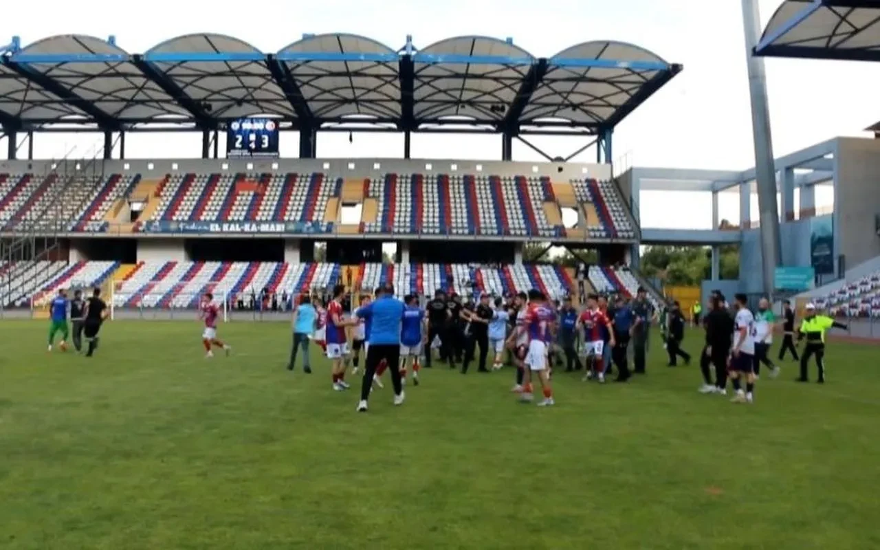Safranboluspor ve Eskipazar Belediyespor maçında saha karıştı