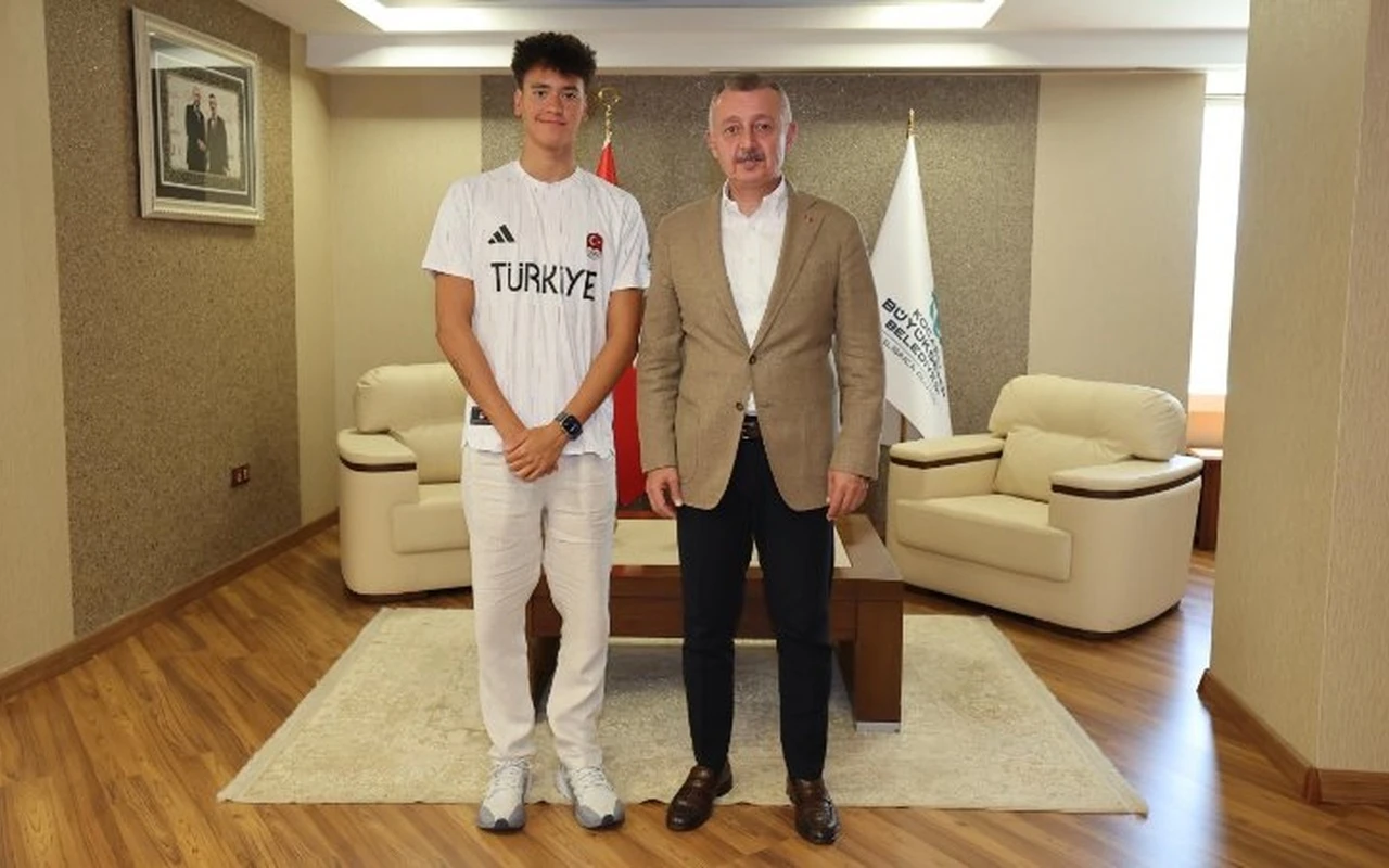 Dünya madalyalı Kocaelili yüzücü Büyükakın ile buluştu