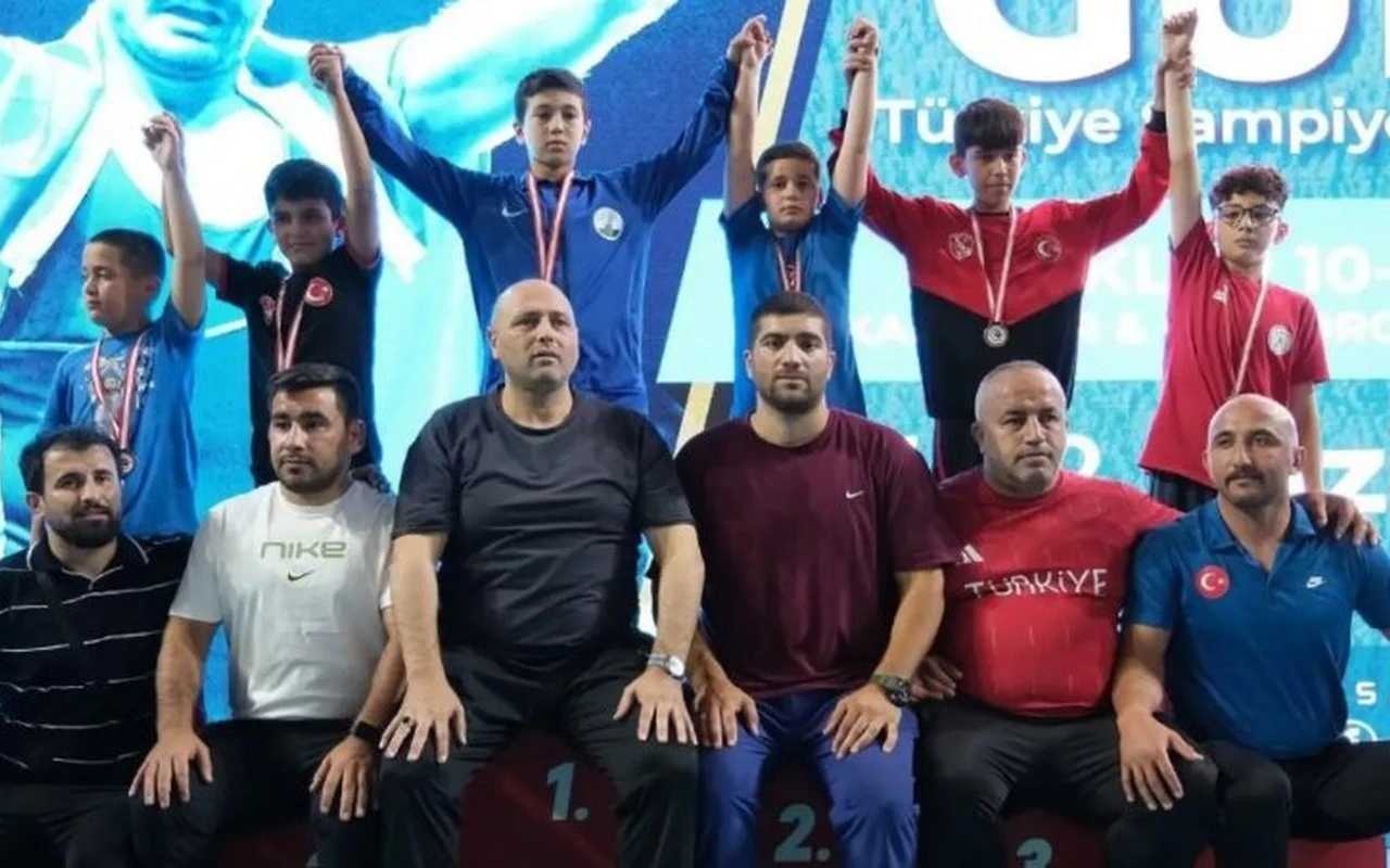 Kartepeli güreşçiler Türkiye şampiyonalarında başarı kazandı