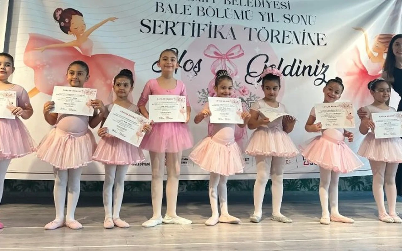İzmit Belediyesi minik balerinlere sahne imkanı sundu