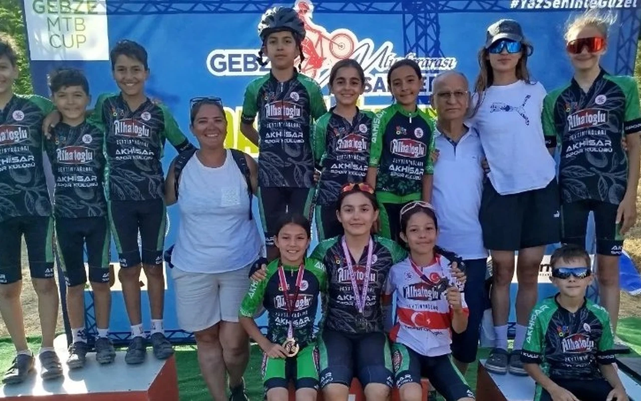 Akhisarlı genç bisikletçiler Gebze yarışında madalya kazandı
