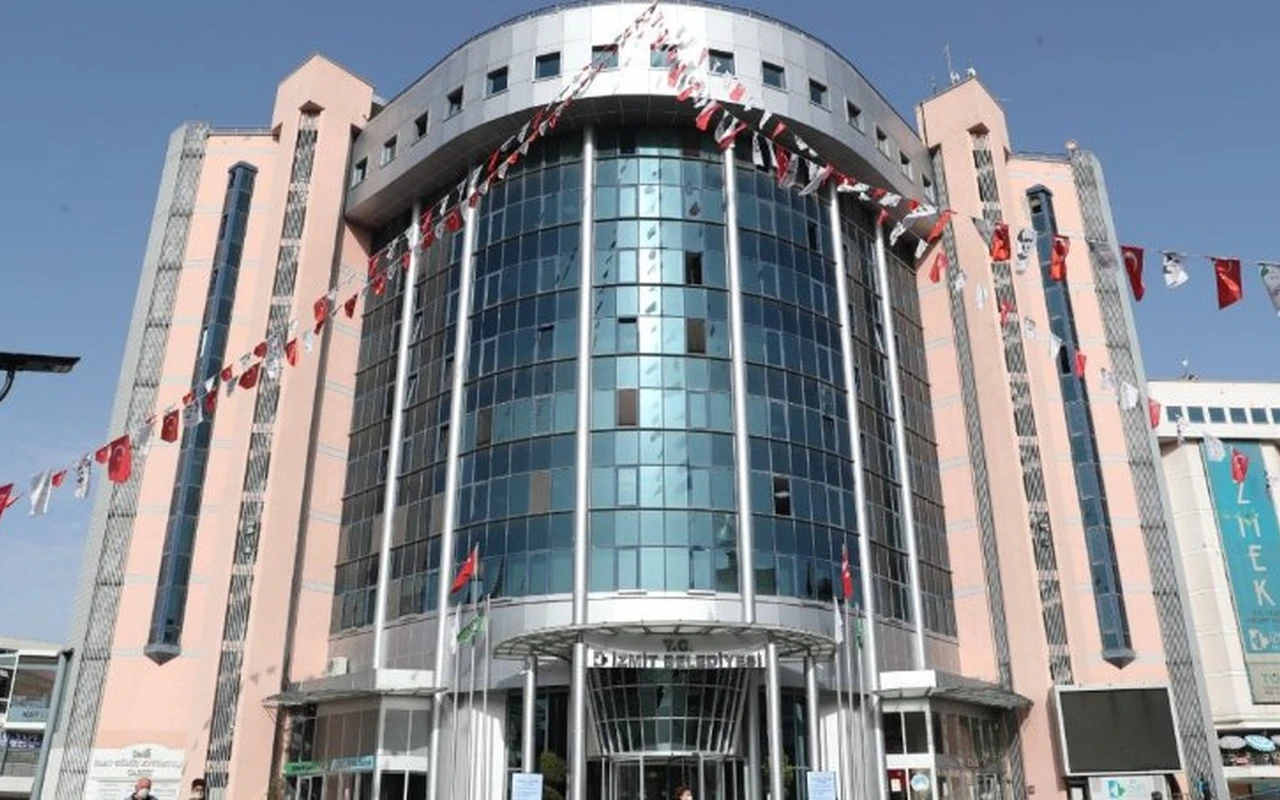 İzmit Belediyesinde başkan yardımcıları görev aldı