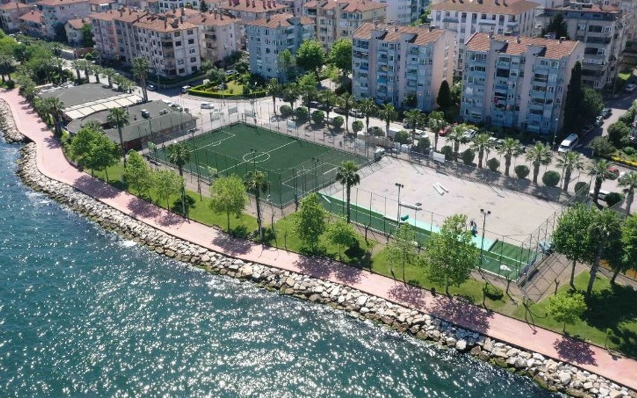 Karamürsel halı sahaları yenilenerek kullanıma açıldı