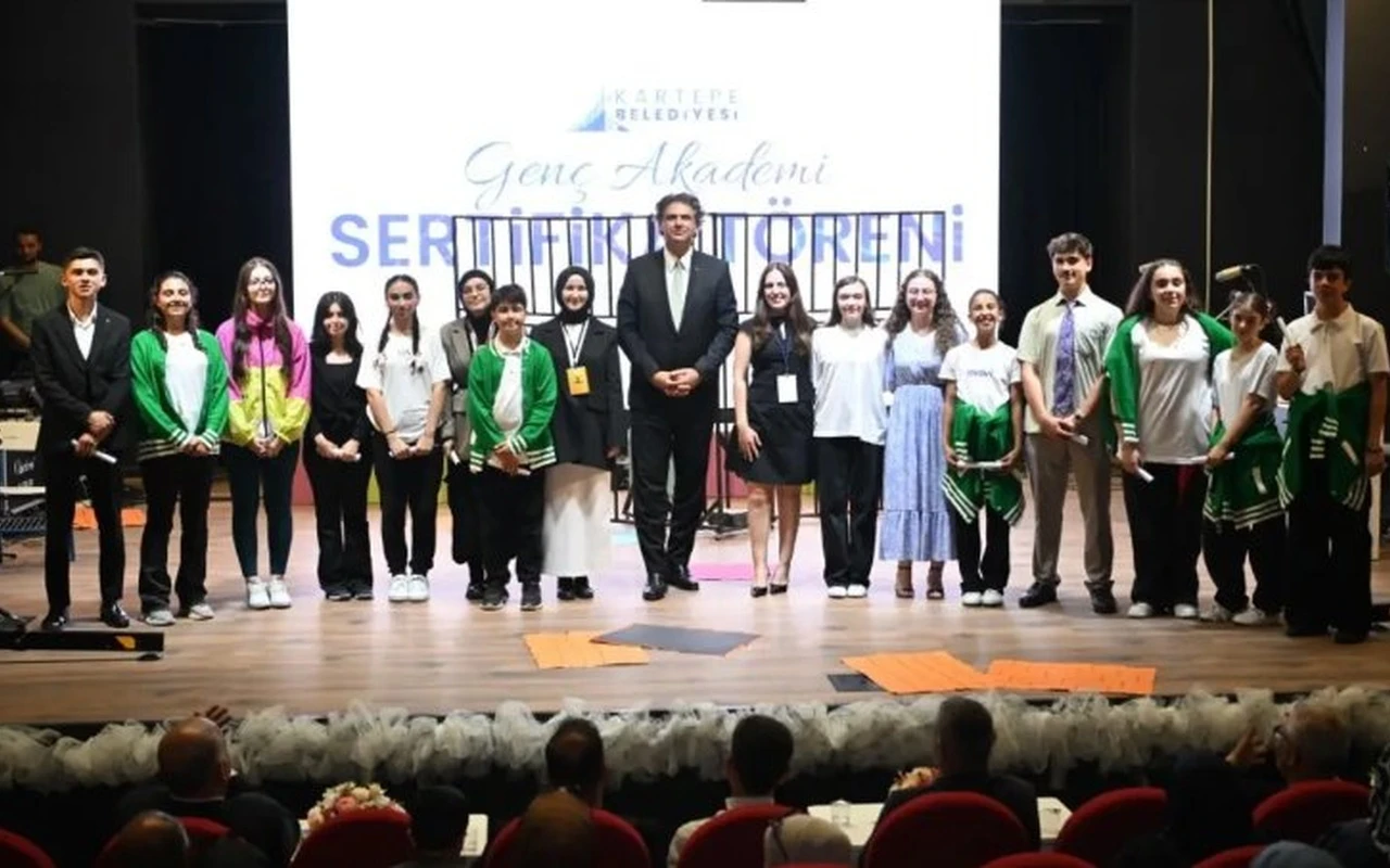 Kartepeli gençler İngilizce tiyatro oyunu sergiledi