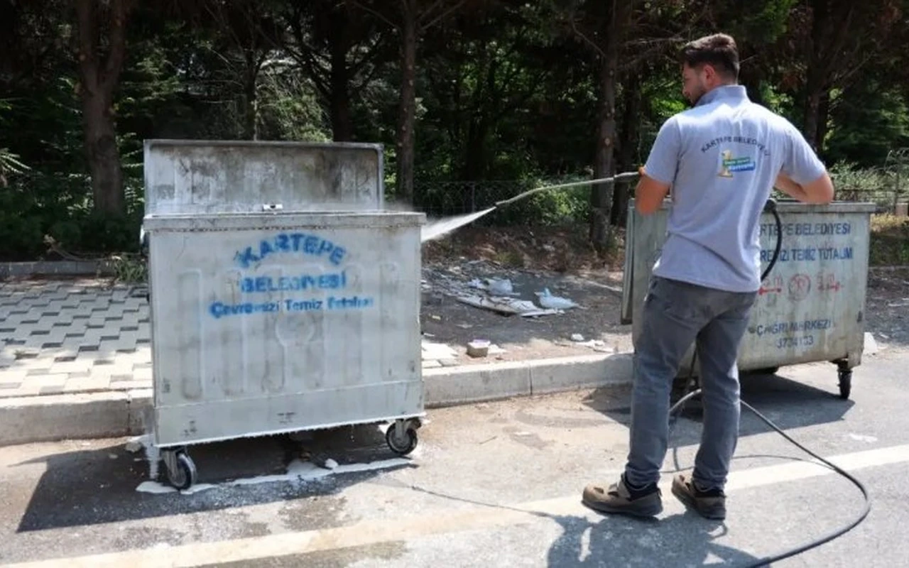 Kartepe Belediyesi konteynerleri özel araçlarla temizliyor