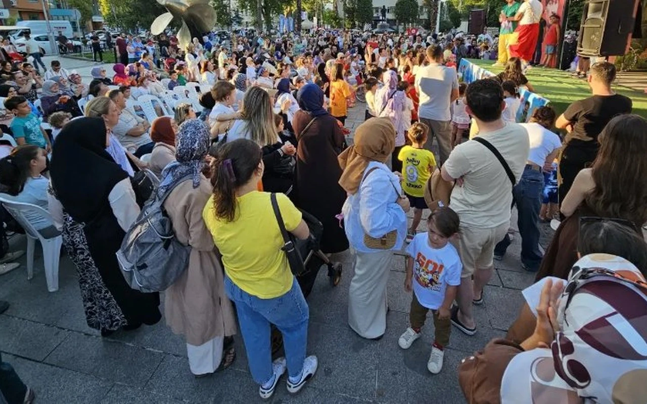 Gölcük Belediyesi Anıtparkta karne şenliği düzenledi