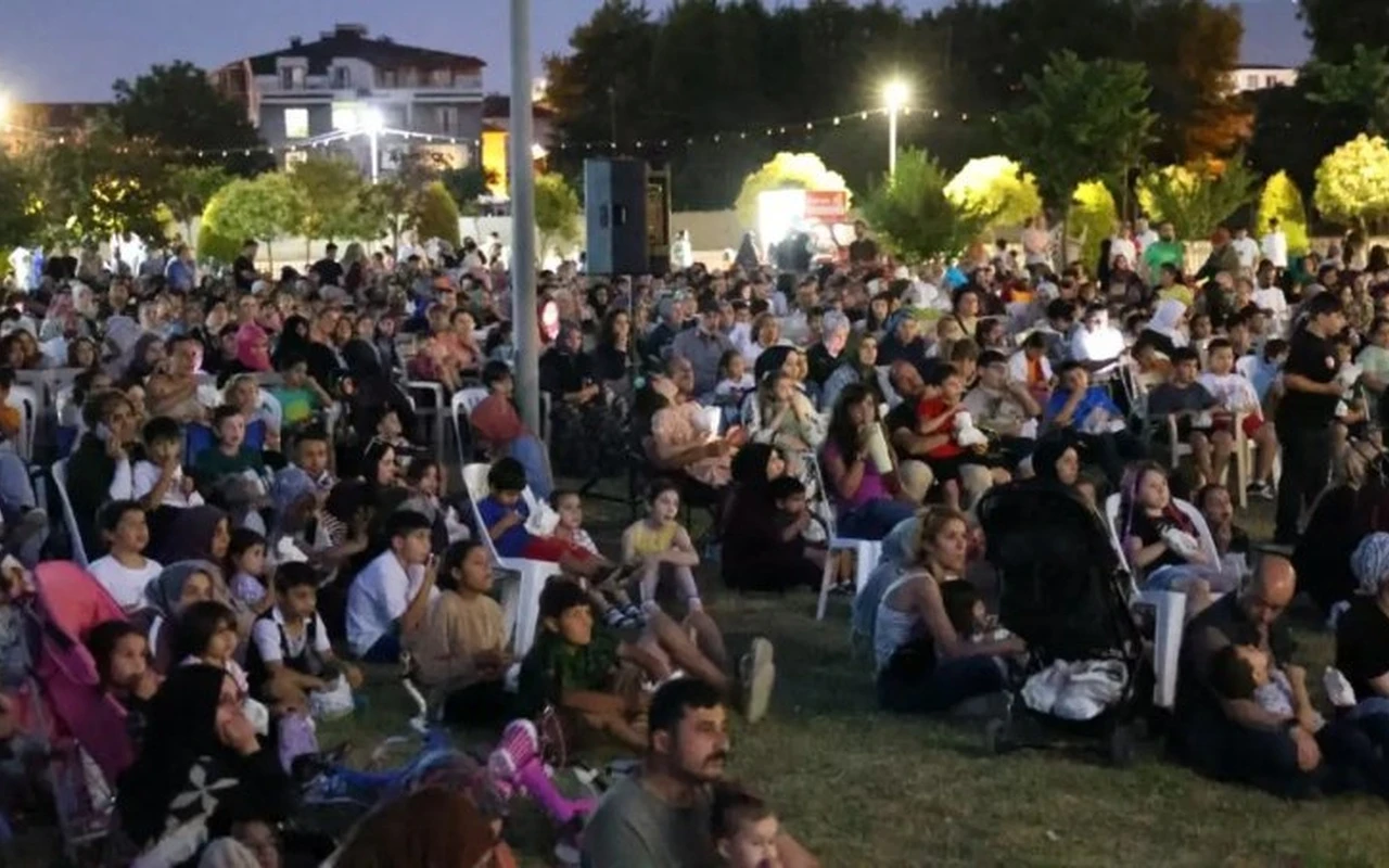 Kartepe Belediyesi açık hava sineması başladı