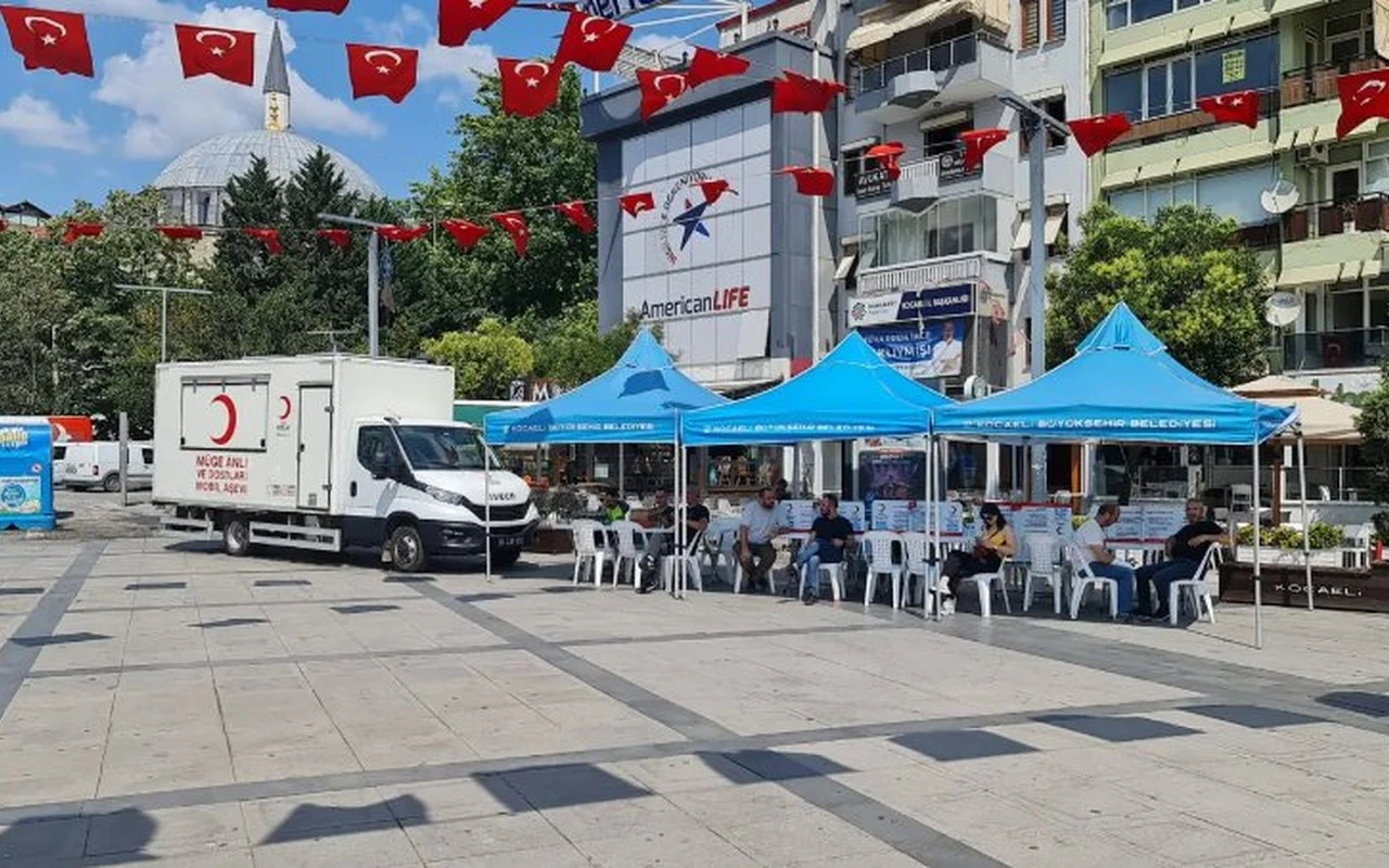 Dünya Kan Bağışçıları Gününde İzmit halkı bağış yaptı