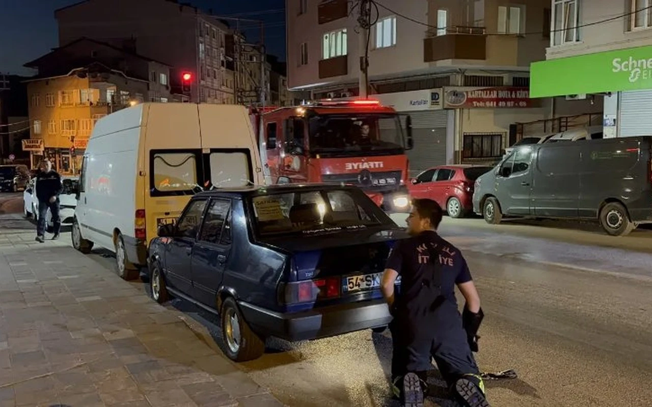 İtfaiye ekipleri otomobile giren kediyi kurtardı