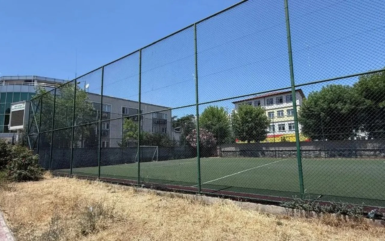 İzmit Belediyesi halı saha bakımı eleştiri aldı