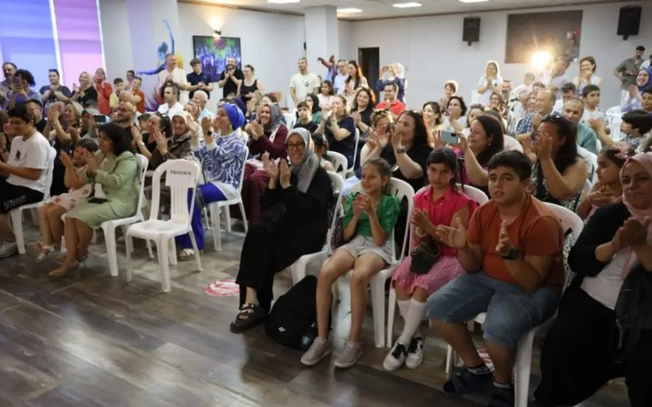 İzmit Sanat Akademisi kursiyerleri tiyatro gösterisi sergiledi