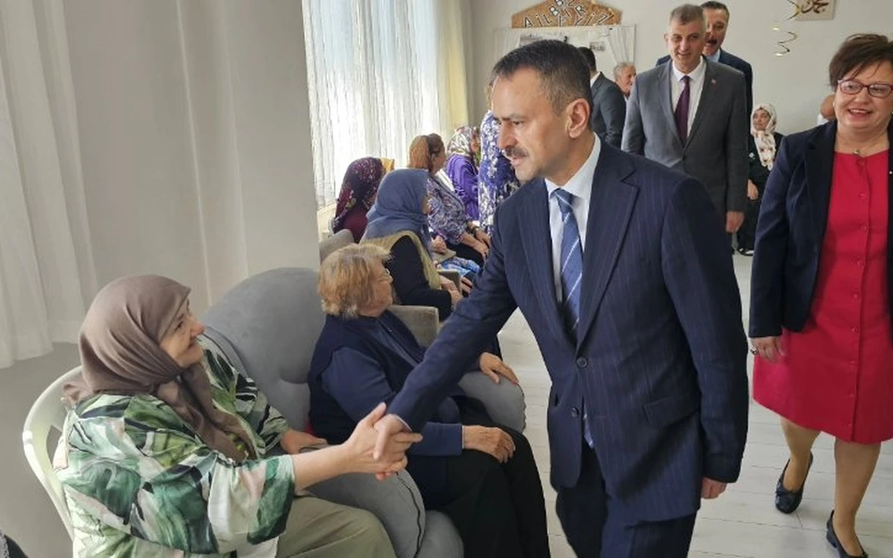 Kocaeli protokolü bayramda huzurevi sakinlerini ziyaret etti