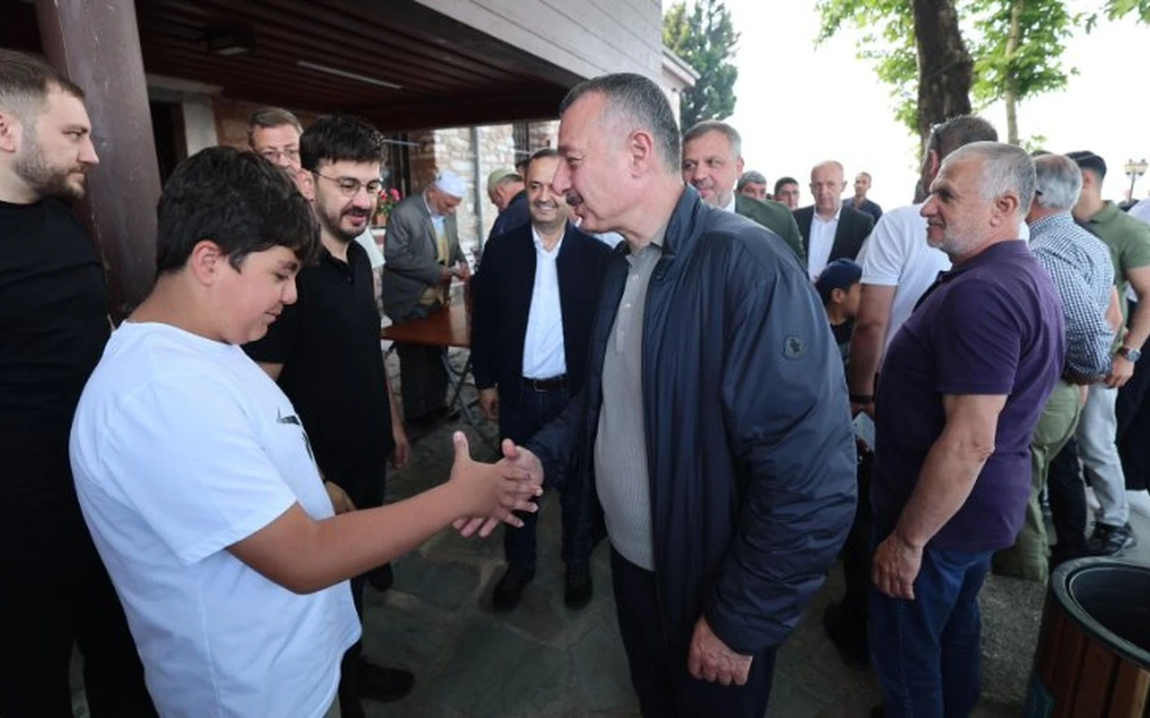Büyükakın Kurban Bayramı namazını Orhan Camiinde kıldı