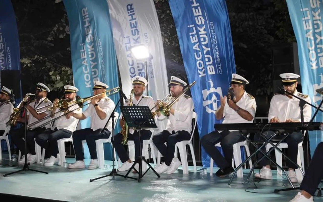 Kocaeli Büyükşehir Bandosu Körfez sahilinde konser verdi