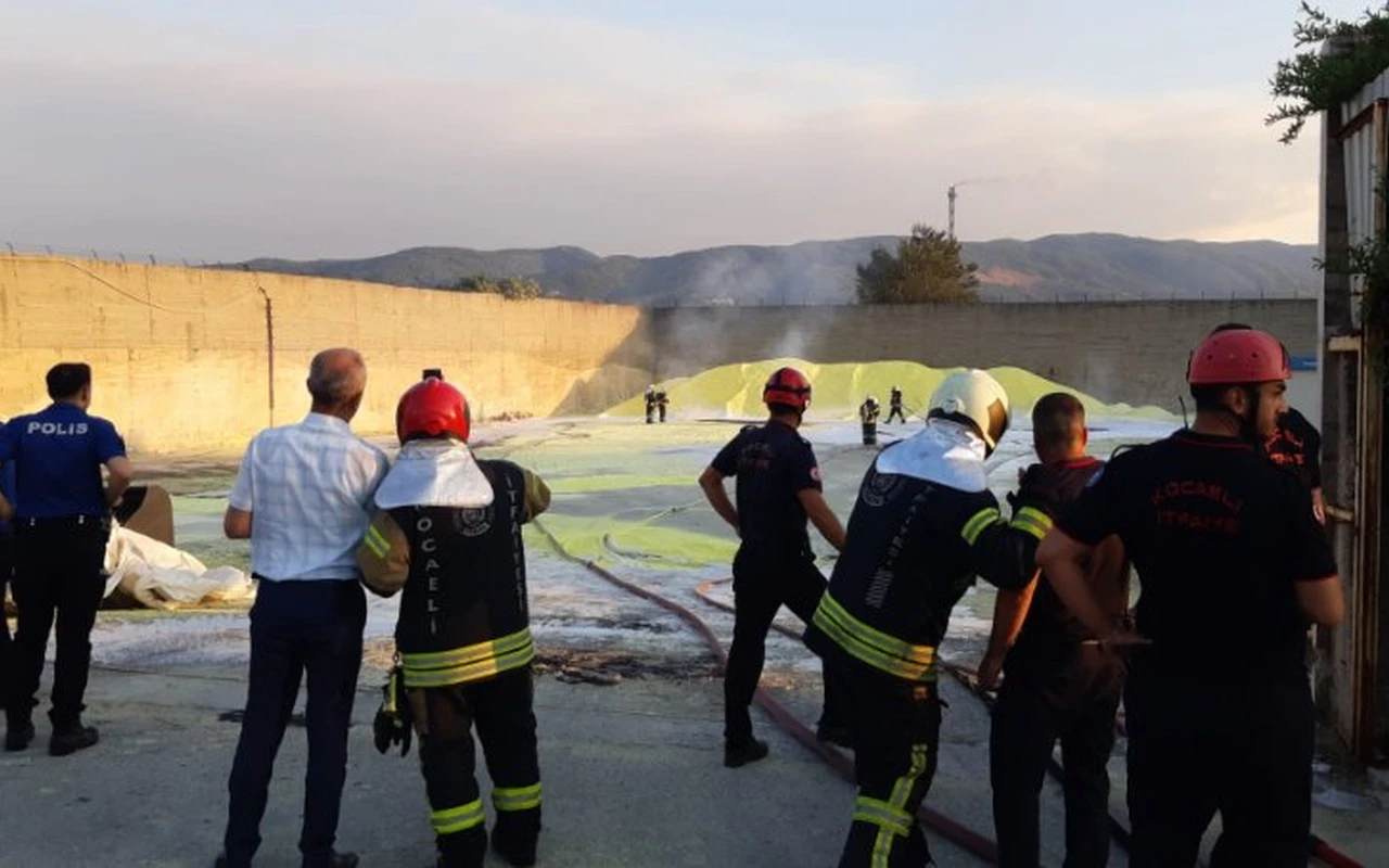 Kocaeli’de kükürt deposunda yangın çıktı