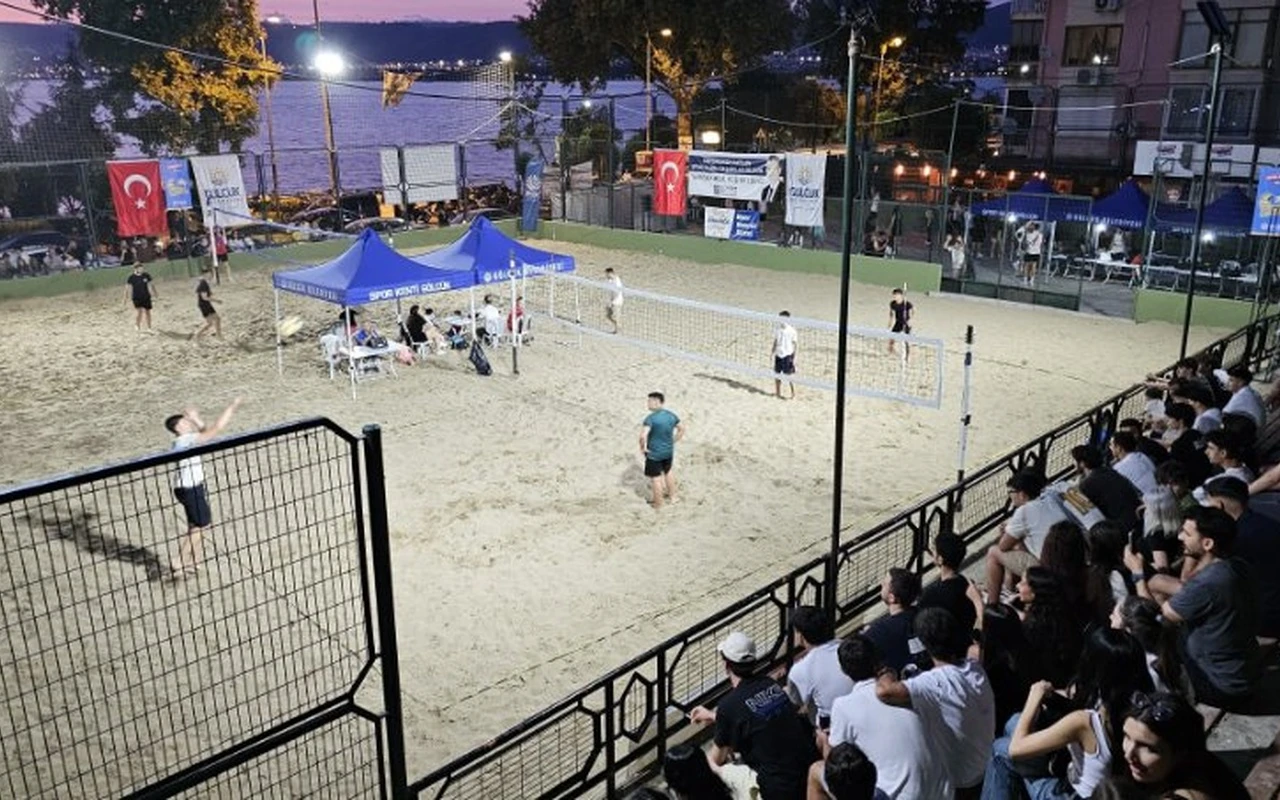Gölcük'te geleneksel plaj voleybolu turnuvası başladı