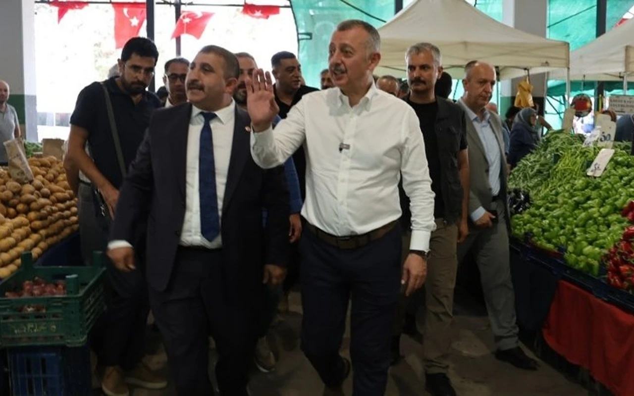 Başkan Büyükakın pazarda yoğun ilgi gördü