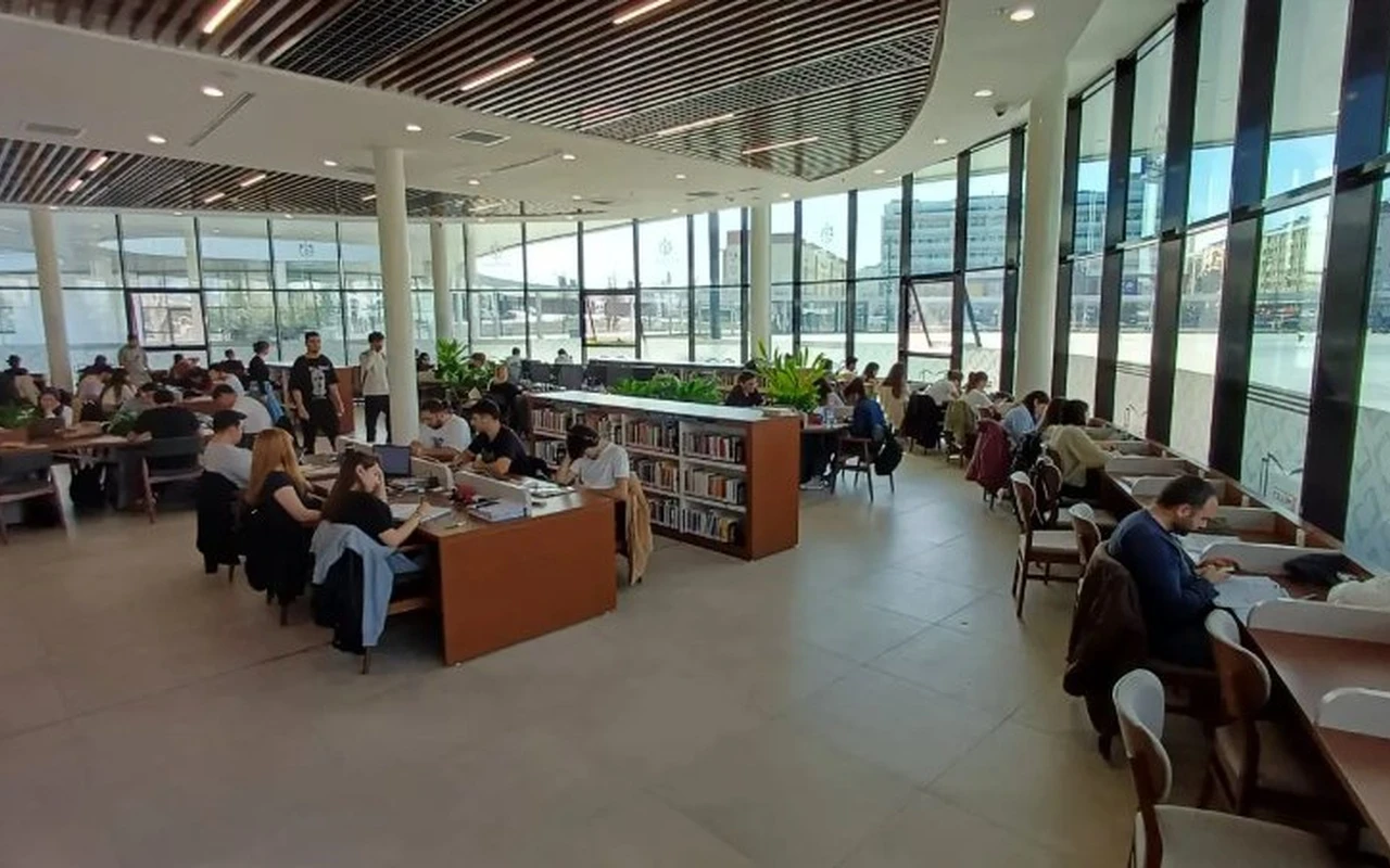 İzmit Milli İrade Meydanı sosyal yaşama renk katıyor