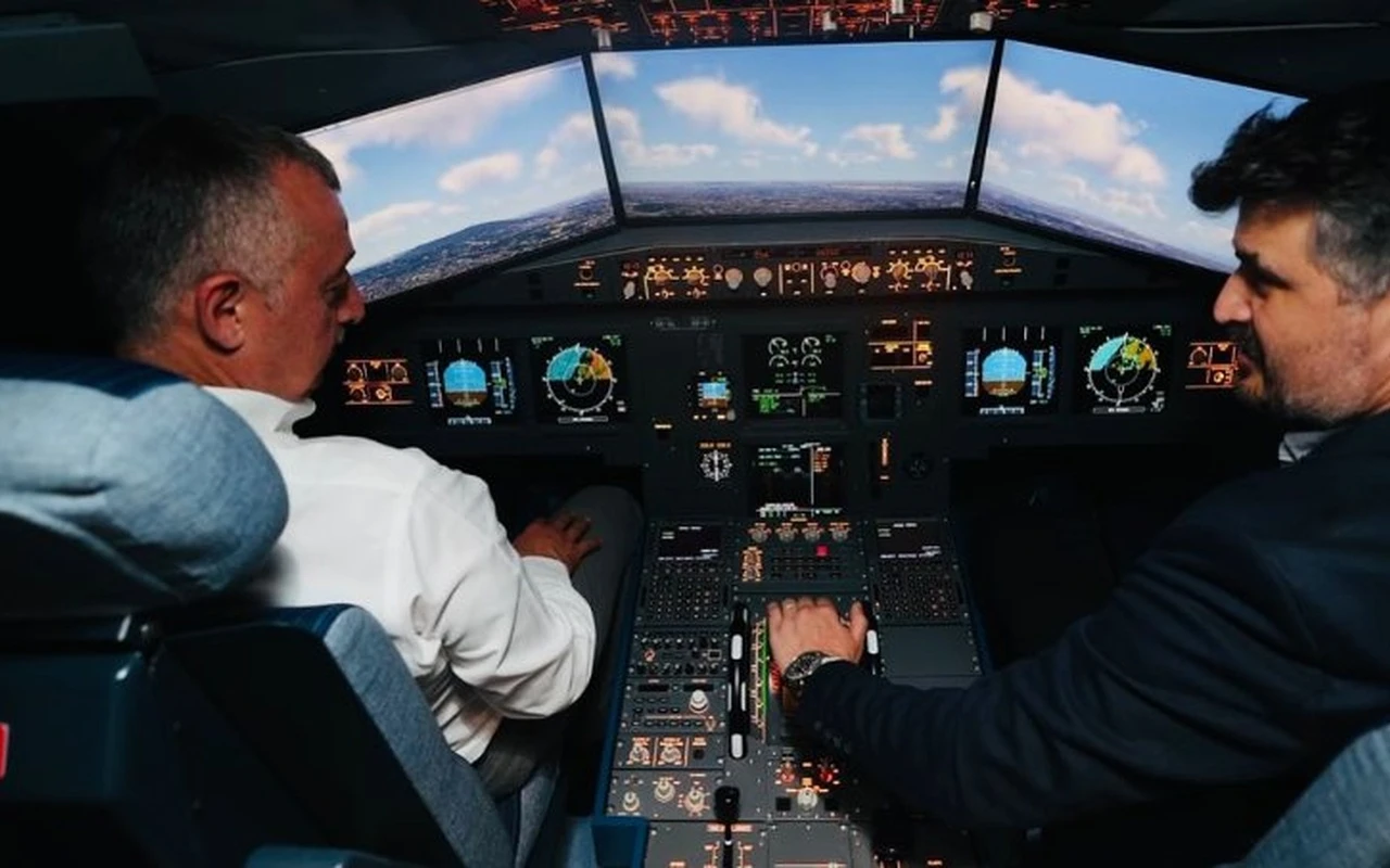 Kocaeli belediye başkanı A340 simülatöründe uçtu