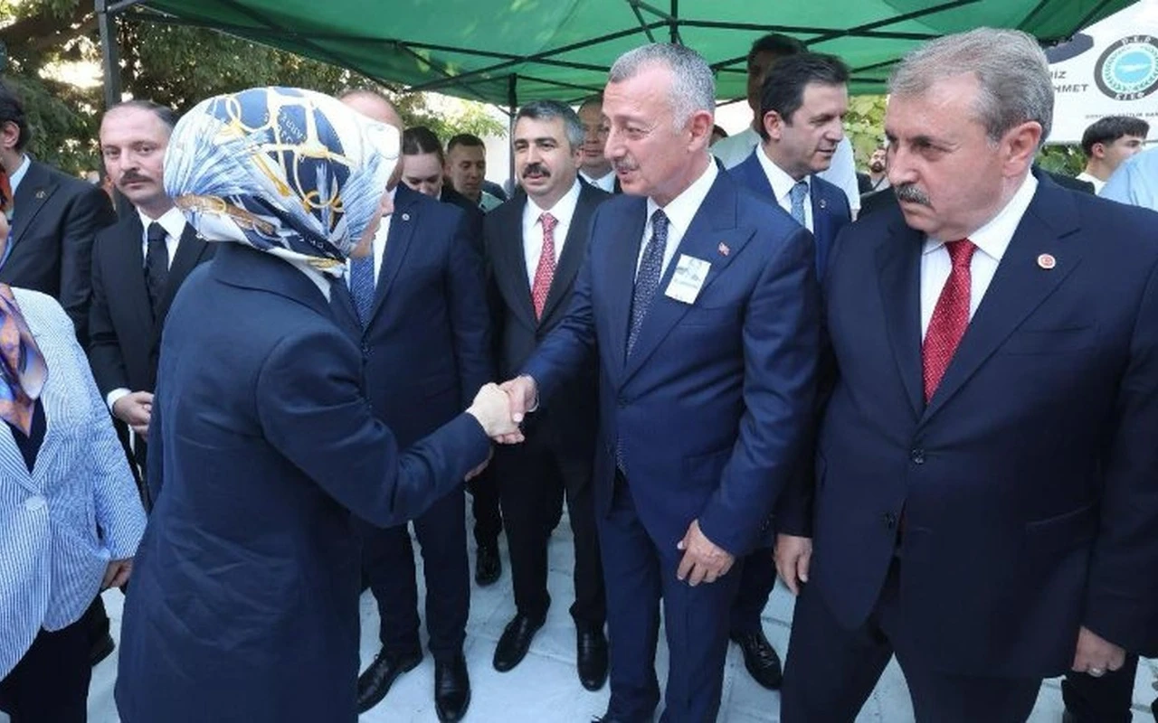 Başkan Büyükakın Sadık Ahmet’i kabri başında andı