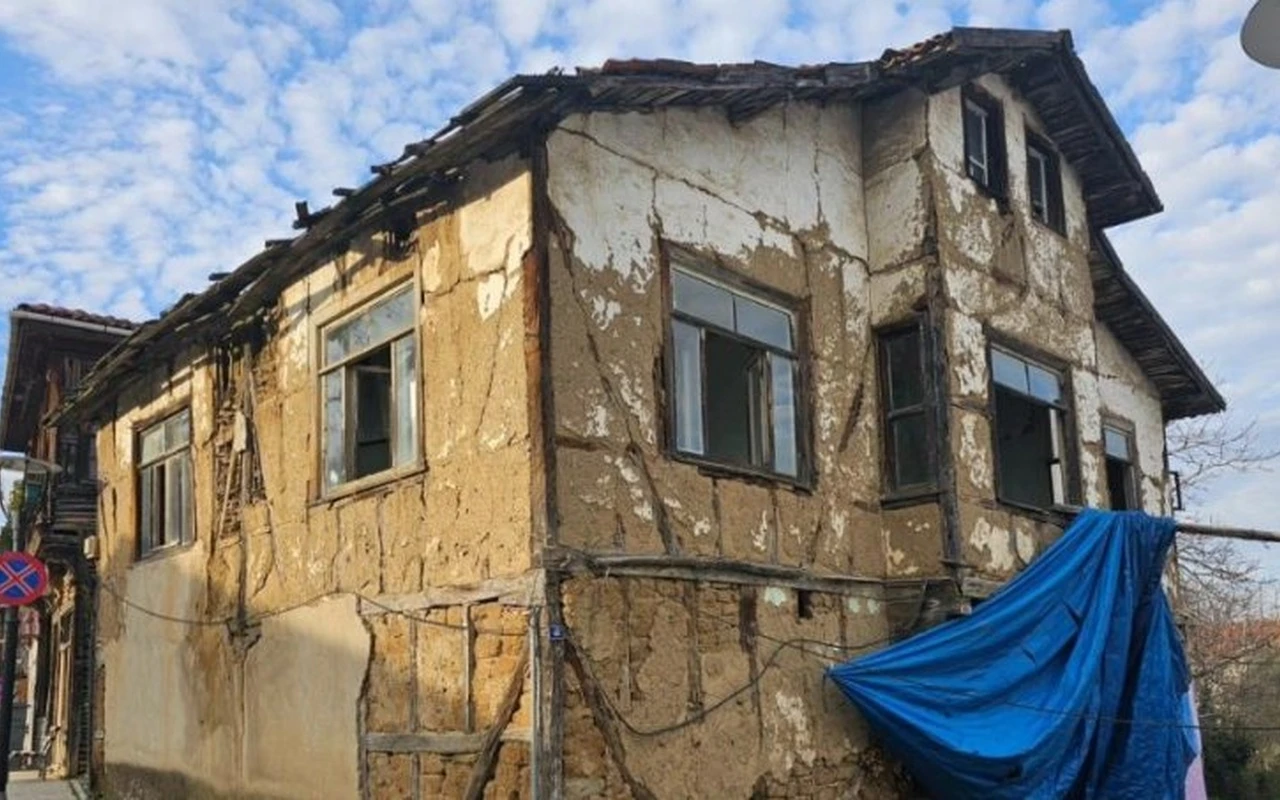 Gölcük Belediyesi konak restorasyonu sürdürüyor