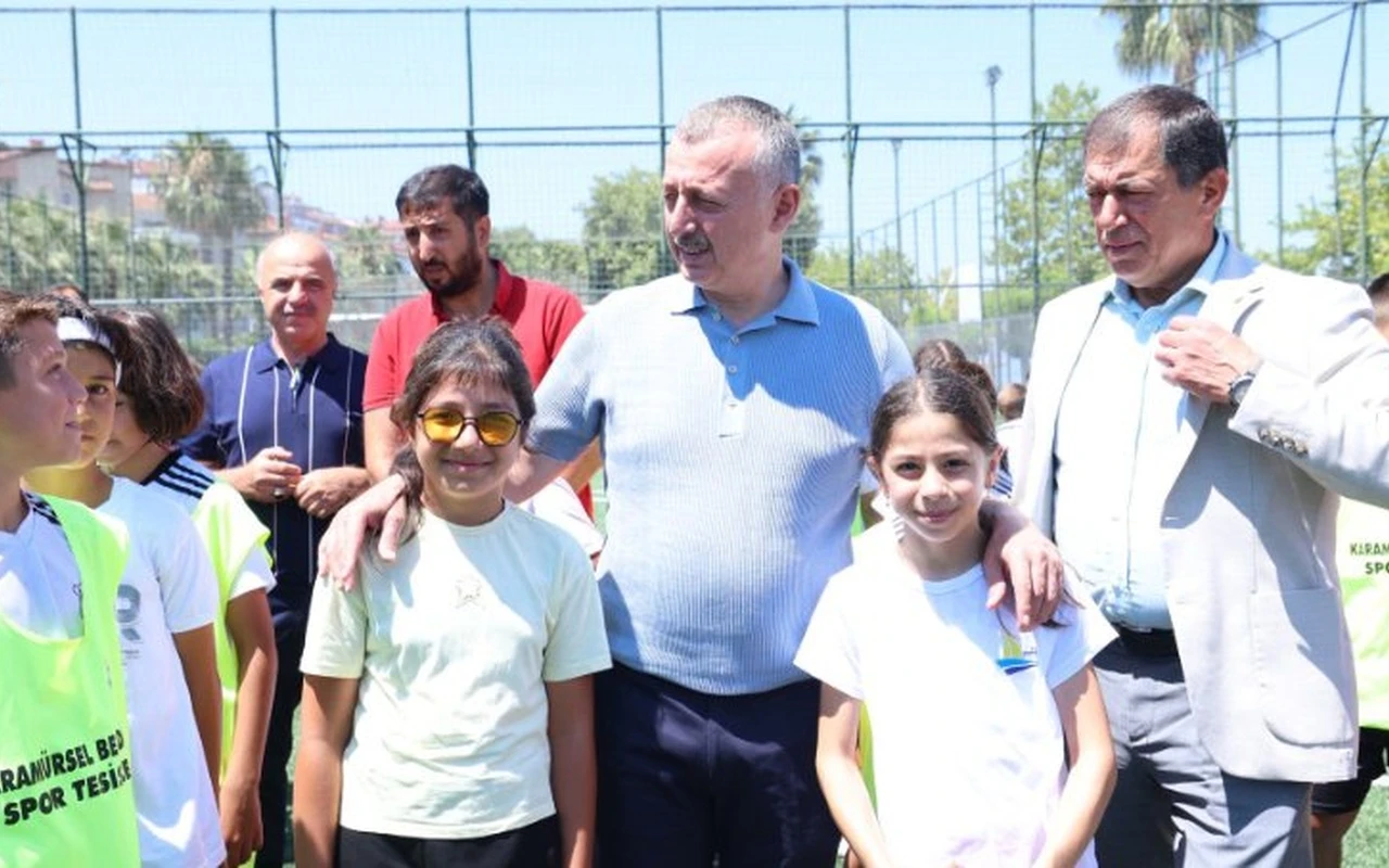 Büyükakın gençlerle futbol sahalarını inceledi