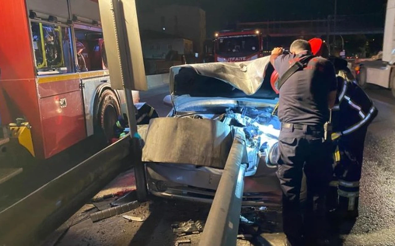 Otomobil bariyerlere saplandı sürücü kurtuldu