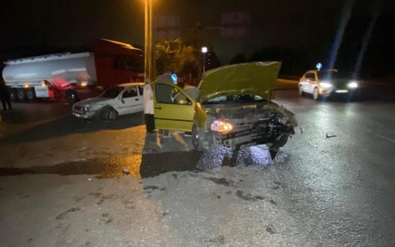Kartepe kavşakta otomobil çarpıştı